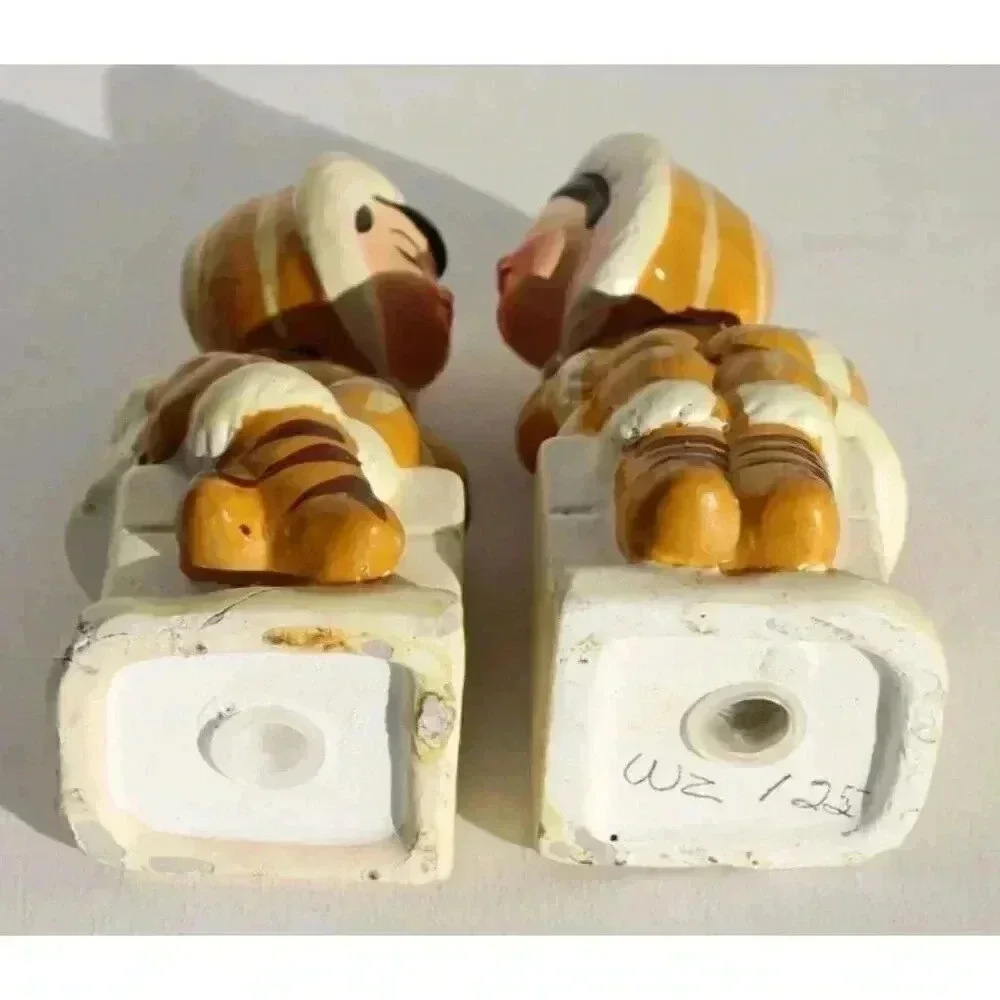 Vintage Eskimo Boy & Girl KISSING Salt & Pepper Shakers Salt N Pepper